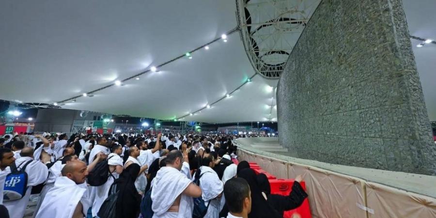 ضيوف الرحمن يرمون جمرة العقبة الكبرى أول أيام التشريق - الكويت الاخباري