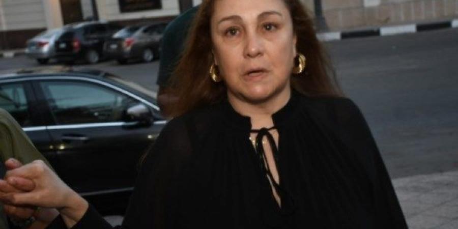 الحزن يسيطر على وجه شيرين أثناء عزاء سميحة أيوب.. فيديو - الكويت الاخباري