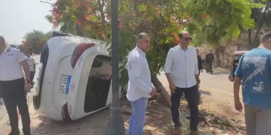 سيارة ملاكي تصطدم بشجرة على طريق شبين الكوم قويسنا بالمنوفية.. والوحدة المحلية تتدخل على الفور - الكويت الاخباري