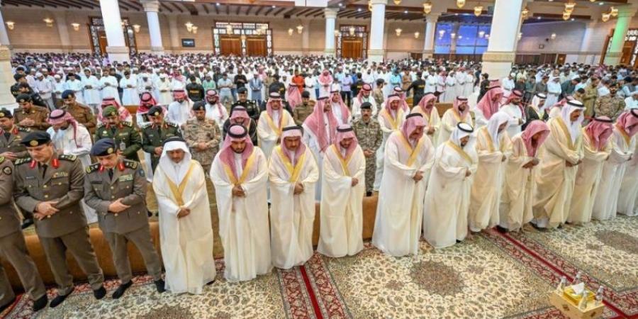 أمير منطقة حائل ونائبه يؤديان صلاة عيد الأضحى - الكويت الاخباري