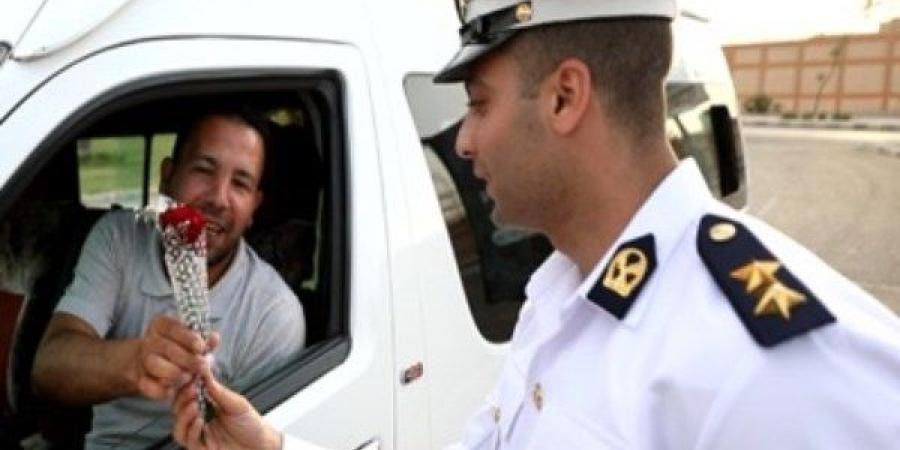 بالورود.. رجال الشرطة يحتفلون بعيد الأضحى مع المواطنين| صور - الكويت الاخباري