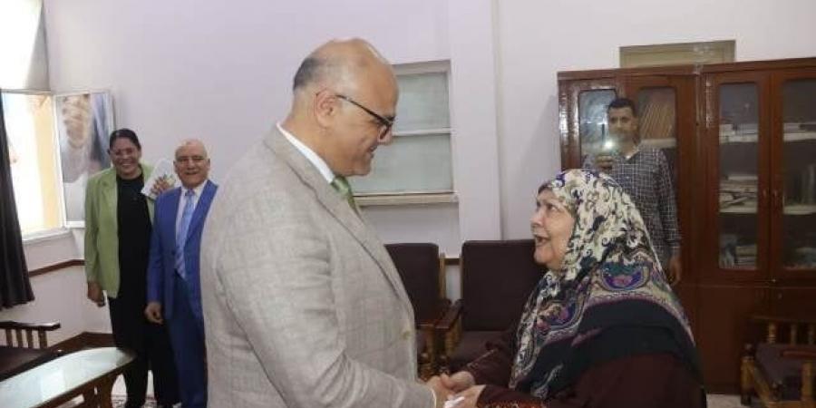محافظ القليوبية يشارك نزلاء دار المسنين ببنها العيد ويقدم لهم الهدايا والورود - الكويت الاخباري