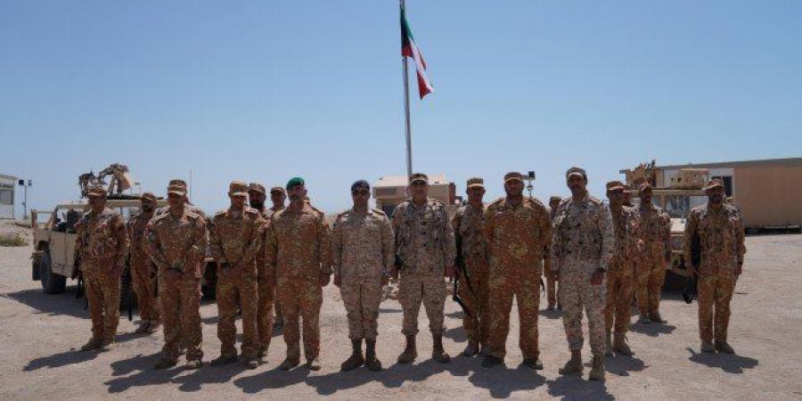نائب رئيس الأركان الكويتي يزور عددا من المواقع الشمالية التابعة لقوة "واجب مبارك" - الكويت الاخباري