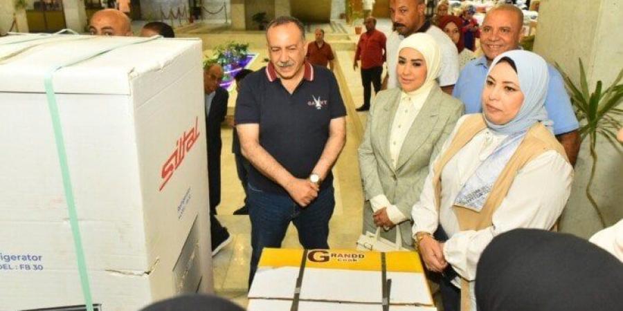 محافظ أسيوط يسلم جهاز عروس لفتاة يتيمة ضمن جهود الدعم المجتمعي - الكويت الاخباري