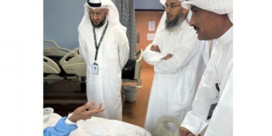 رئيس بعثة الطب الكويتي يطمئن على صحة أحد الحجاج الكويتيين في مكة المكرمة - الكويت الاخباري