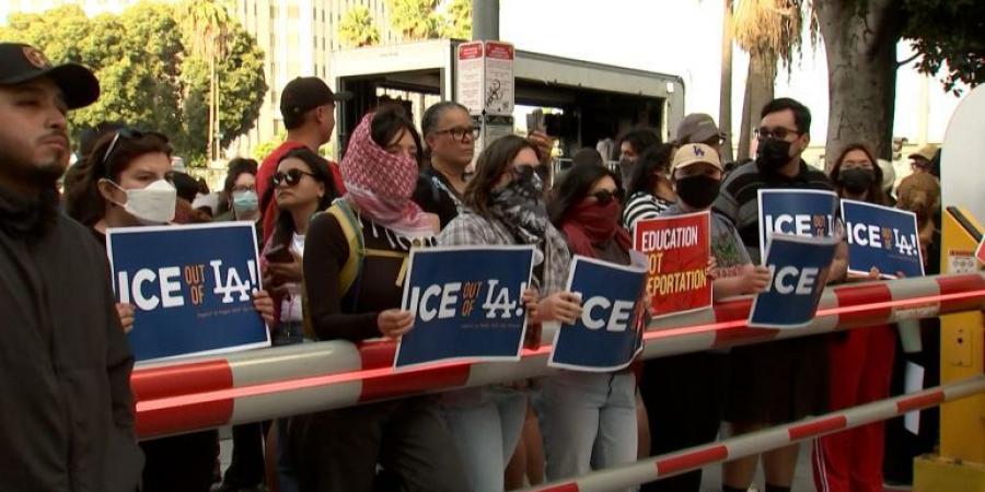 مواجهة بين الشرطة ومحتجين في لوس أنجلوس بعد مداهمات تخص الهجرة - الكويت الاخباري