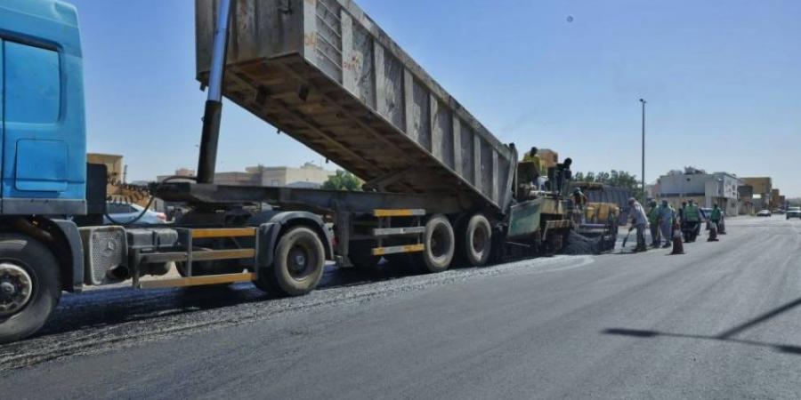 حفر الباطن تُواصل أعمال السفلتة  ضمن جهود تحسين البنية التحتية - الكويت الاخباري