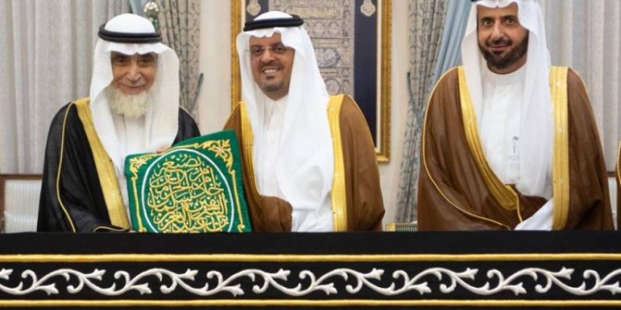 نائب أمير مكة يُسلم كسوة الكعبة المشرفة لسدنة بيت الله الحرام - الكويت الاخباري