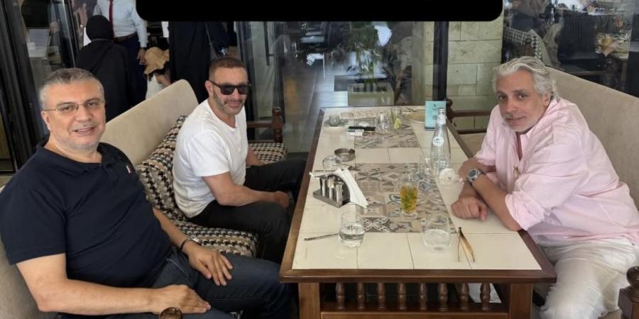 عمرو الليثي يشارك صورة من جدة مع السقا بعد الحج - الكويت الاخباري
