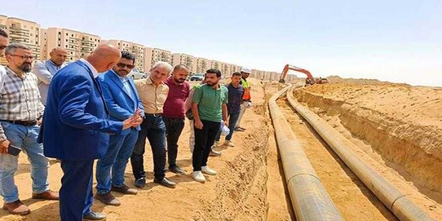 وزير الإسكان يتابع مشروعات المرافق الجاري تنفيذها بالعبور الجديدة والأراضي المضافة لها - الكويت الاخباري