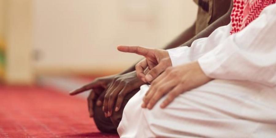 هل يجوز تلقين المصلي التشهد أثناء الصلاة لأنه لا يحفظه؟.. المفتي السابق - الكويت الاخباري