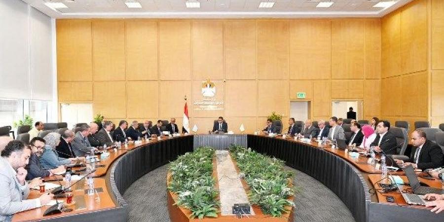 وزير الإسكان يتابع موقف مشروعات تطوير قرى الريف وتوطين الصناعة - الكويت الاخباري