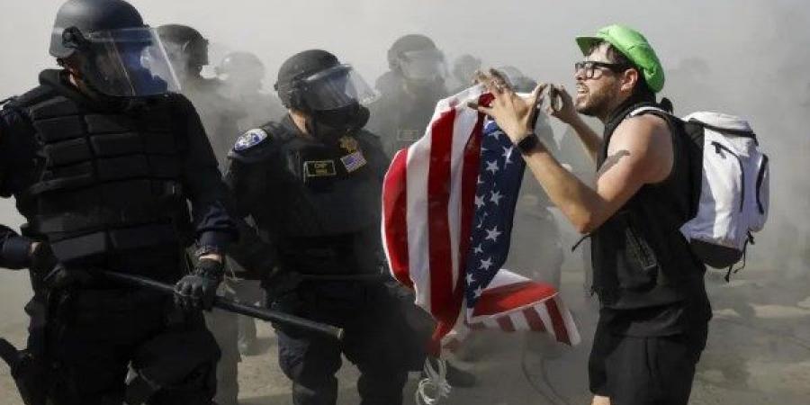 لوس أنجلوس تشتعل.. الشرطة تطوّق مراكز احتجاز المهاجرين وتغلق الشوارع | تقرير - الكويت الاخباري