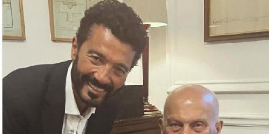 خالد النبوي يشارك لحظات مميزة مع الدكتور مجدي يعقوب في توقيع كتابه - الكويت الاخباري