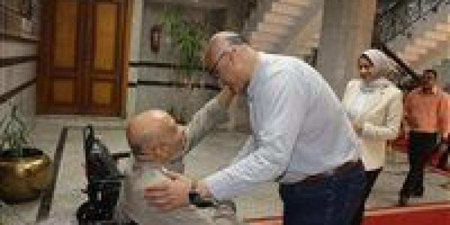محافظ القليوبية يوفر كرسيًا كهربائيًا لمواطن من ذوي الهمم - الكويت الاخباري