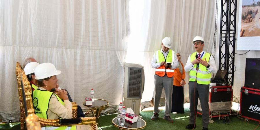 محافظ الفيوم ورئيسة وفد الاتحاد الأوروبي يتفقدان مشروع إحلال وتجديد محطة معالجة الصرف الصحي بقرية أبو جنشو - الكويت الاخباري