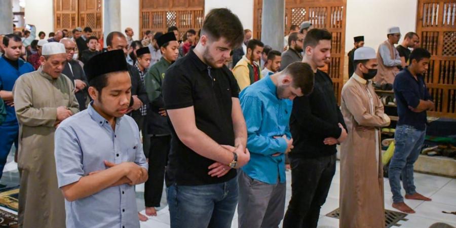 هل يجوز للعائد من الحج ترك صلاة الجماعة عدة أيام للراحة - الكويت الاخباري