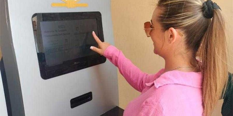 تشغيل ماكينات الخدمة الذاتية لشراء تذاكر زيارة منطقة سقارة الأثرية - الكويت الاخباري
