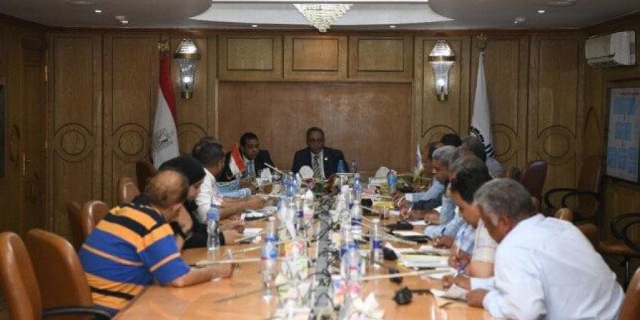 محافظ قنا يتابع ملفات التقنين والتصالح والتغيرات المكانية - الكويت الاخباري