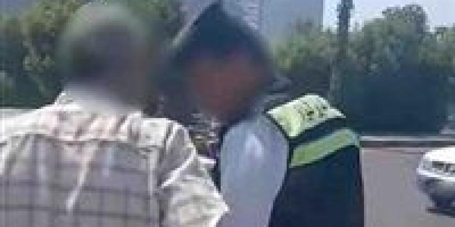 "ضربوه وصوروه.. ضبط متهمين اعتدوا على فرد مرور بالجيزة ونشروا الفيديو - الكويت الاخباري