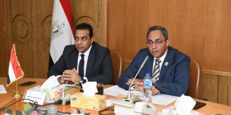 محافظ قنا يناقش تحديات القطاع الصحي ويضع آليات للنهوض بالخدمات الطبية - الكويت الاخباري