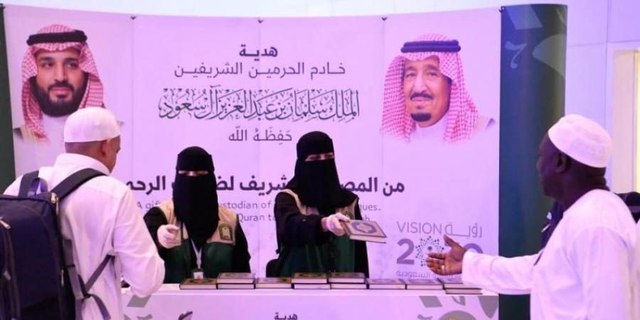 الشؤون الإسلامية تواصل توزيع هدية خادم الحرمين عبر مطار جدة - الكويت الاخباري