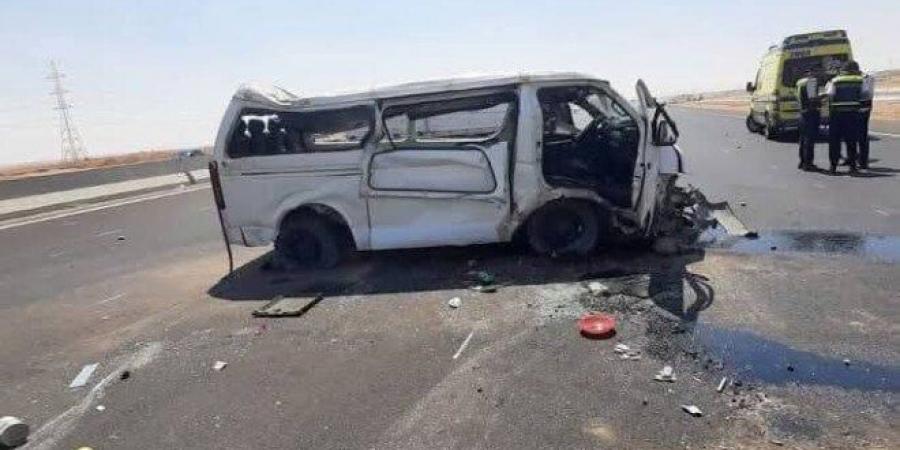مصرع وإصابة 14 شخصًا في حادث انقلاب ميكروباص على طريق أسيوط الغربي - الكويت الاخباري