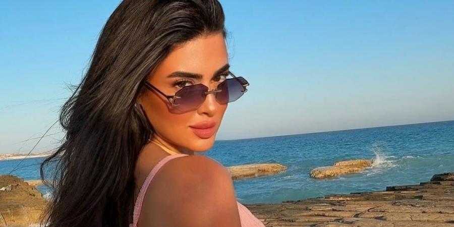 بملامح جذابة.. ميرنا نور الدين تستمتع بالاجازة من أمام البحر - الكويت الاخباري