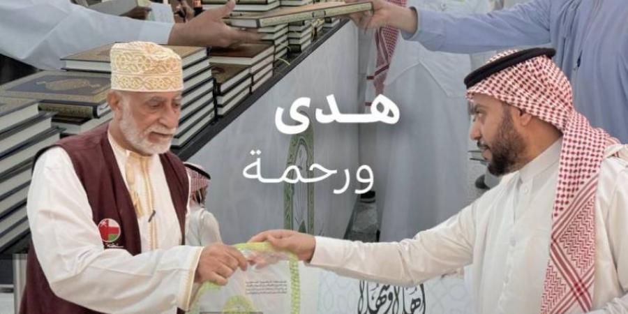 الشؤون الإسلامية تواصل توزيع هدية خادم الحرمين في مطاري المدينة وينبع - الكويت الاخباري