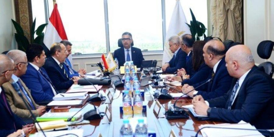 لمتابعة موقف المخزون الاستراتيجي.. وزير التموين يعقد اجتماعًا مع قيادات القابضة للصناعات الغذائية - الكويت الاخباري