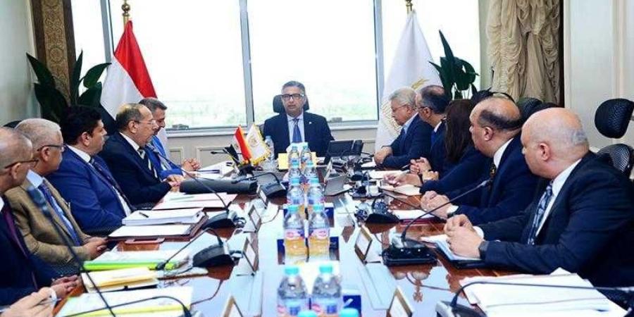 وزير التموين يعقد اجتماعًا مع الشركة ”القابضة للصناعات الغذائية” لمتابعة الموقف التنفيذي للمخزون الاستراتيجي من السلع - الكويت الاخباري