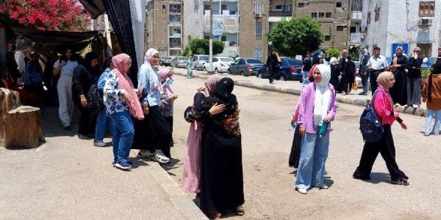 فرحة بين طلاب الثانوية العامة بالقليوبية عقب انتهاء أول يوم من الامتحانات - الكويت الاخباري