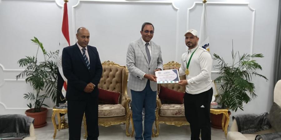 محافظ قنا يكرم بطل العالم في الووشو كونغ فو تقديرًا لإنجازاته الدولية - الكويت الاخباري