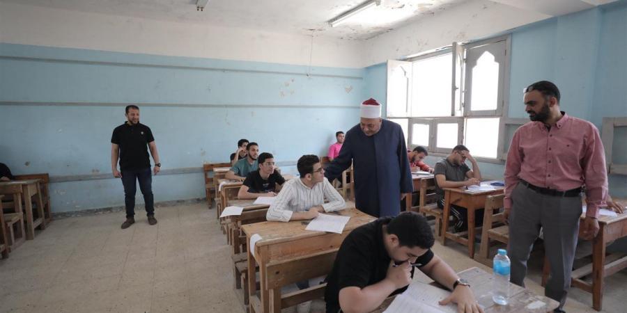 رئيس قطاع المعاهد الأزهرية ووكيلاه يتفقدون امتحان النحو لطلاب القسم العلمي - الكويت الاخباري