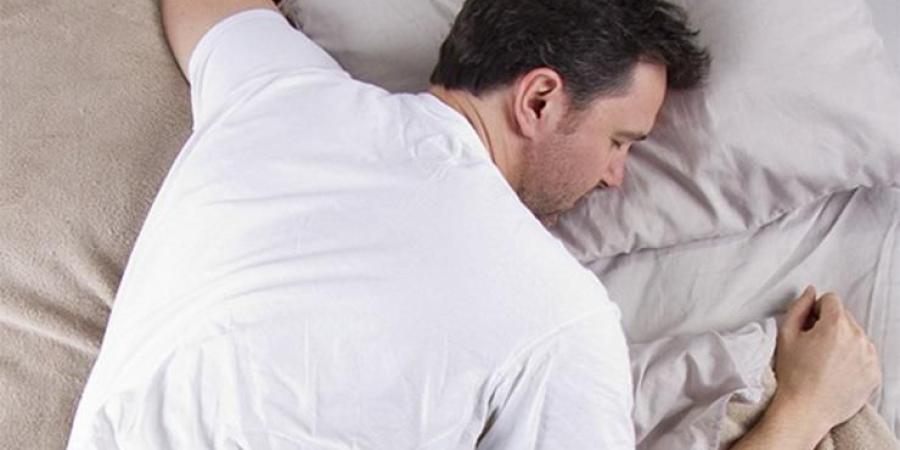 النوم على البطن هل يؤذي العمود الفقري والرقبة؟ - الكويت الاخباري
