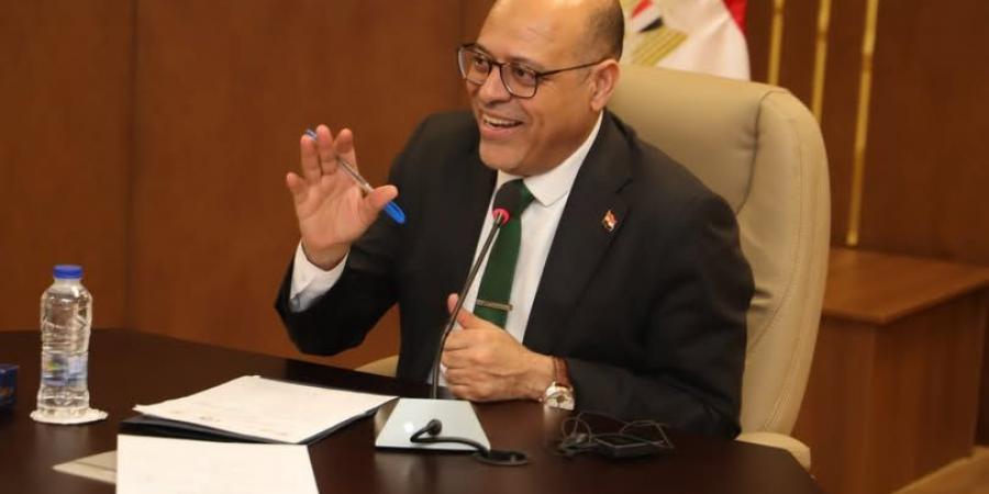 وزير العمل يوجّه بتعزيز تواصل المُلحقين مع العمال بالخارج - الكويت الاخباري