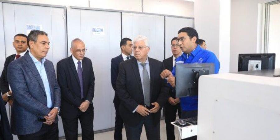 وزير التعليم العالي يتفقد مركز العربي للبحوث والتطوير ببنها ويشيد بالتعاون الصناعي الأكاديمي - الكويت الاخباري