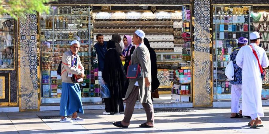 ضيوف الرحمن يختتمون زيارتهم للمدينة المنورة بالتسوّق واقتناء الهدايا التذكارية - الكويت الاخباري
