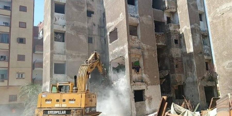 سلامة المواطنين أولًا.. إزالة عمارة آيلة للسقوط بشارع هدى شعراوي بالإسماعيلية - الكويت الاخباري