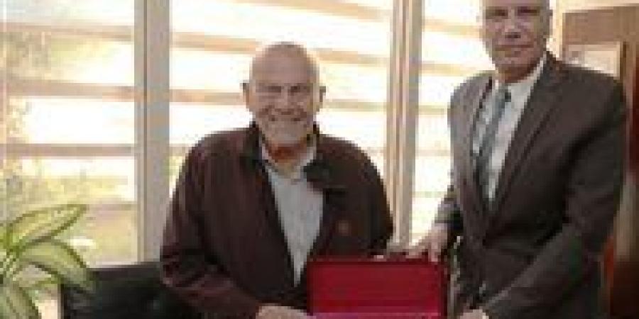 محافظ أسوان يهدى مفتاح المدينة لجراح القلب العالمى الدكتور مجدى يعقوب.. ويطلق إسمه على محور وكوبرى بديل الخزان - الكويت الاخباري