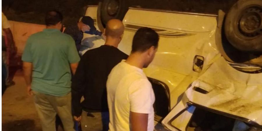 إصابة 11 شخصا في تصادم سيارتين بالبحيرة.. صور - الكويت الاخباري