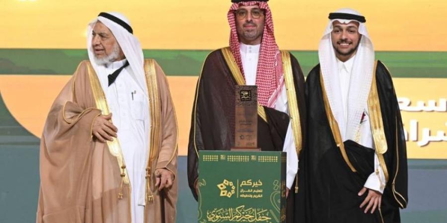محافظ جدة يكرم الطالب خيمي بعد فوزه بلقبين في حفظ القرأن الكريم - الكويت الاخباري