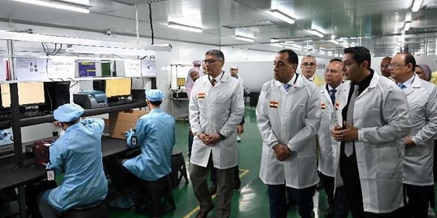 مدبولي يقوم بجولة فى مشروع تصنيع أجهزة شاشات التليفزيون والهواتف المحمولة بمصنع ”صافي جروب” - الكويت الاخباري