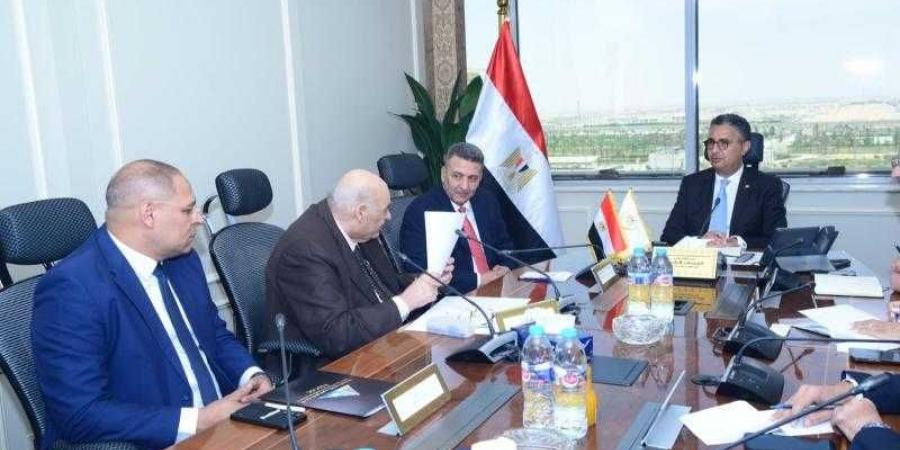 وزير التموين يعقد اجتماعًا مع رئيس الشعبة العامة للمخابز لمتابعة انتظام عمل منظومة الخبز البلدي المدعم - الكويت الاخباري