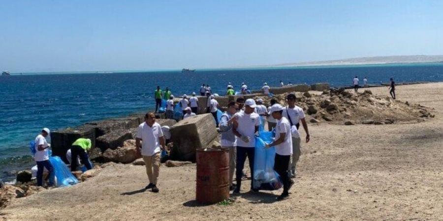 جمعية المحافظة على البيئة تنظم حملة نظافة بشاطئ فلفلة بالغردقة - الكويت الاخباري