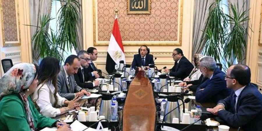 رئيس الوزراء يلتقي أعضاء اللجنة الاستشارية للاقتصاد الكلي - الكويت الاخباري