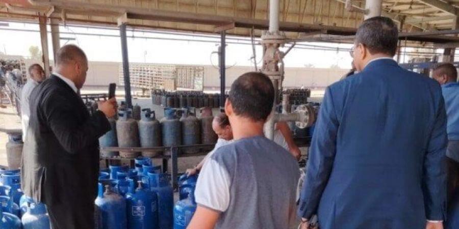 محافظ قنا يفاجئ مصنع الغازات البترولية ويشدد على إجراءات الوزن والسلامة والجودة - الكويت الاخباري