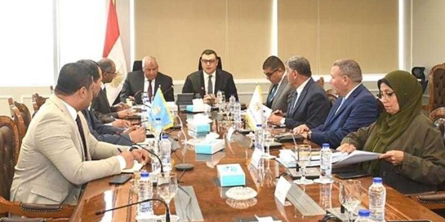 وزير الإسكان ومحافظ الوادي الجديد يبحثان عددًا من ملفات التعاون المشترك المتعلقة بمياه الشرب والصرف الصحي - الكويت الاخباري