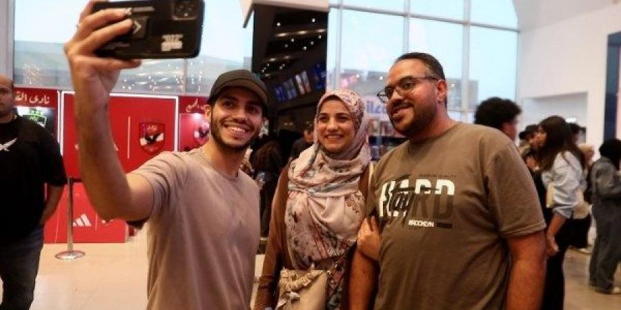 مينا مسعود يفاجئ الجمهور بسينمات القاهرة للترويج لفيلمه في عز الضهر - الكويت الاخباري