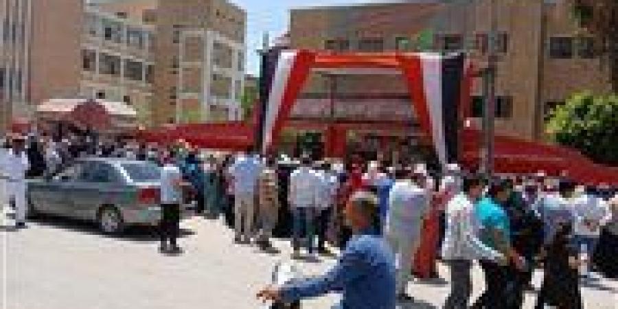 بدء توافد طلاب الثانوية العامة النظام القديم لأداء إختبار اللغة الأجنبية الثانية - الكويت الاخباري